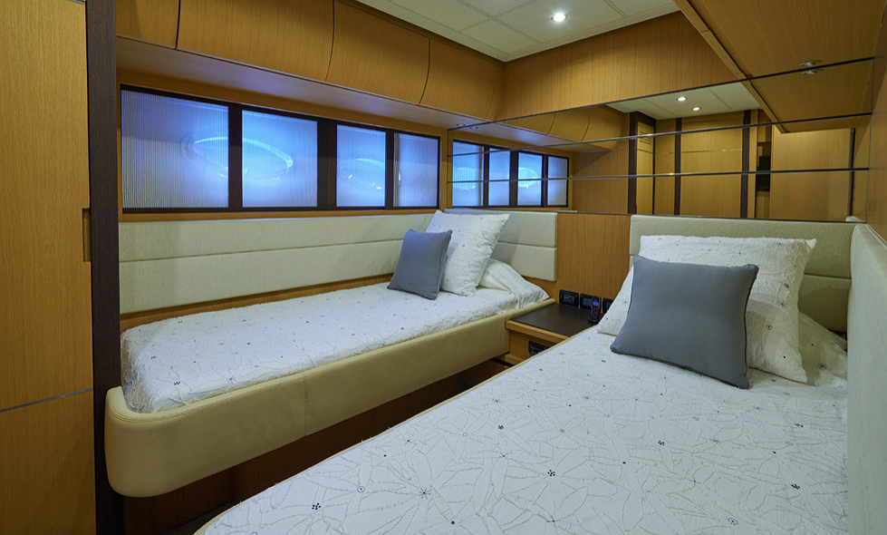 PERSHING 90 D